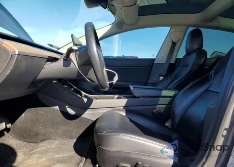 2018 Tesla Model 3 z USA, uszkodzony, nr VIN 5YJ3E1EA0JF056738